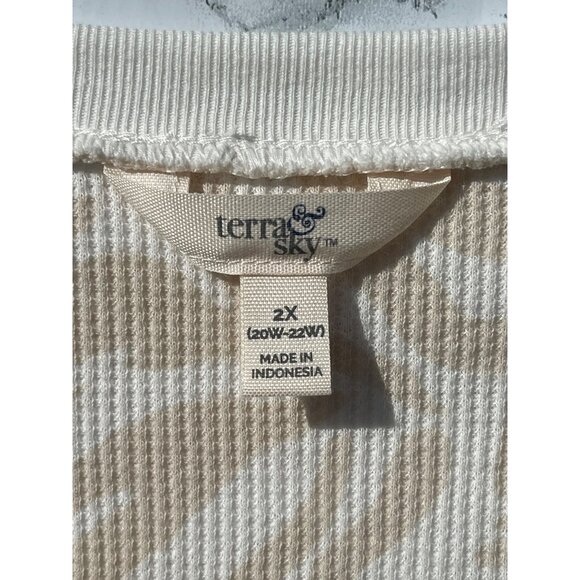 Terra & Sky Womens Plus Size 2X Beige & White Zebra Print Waffle Knit Henley Top - Picture 3 of 5